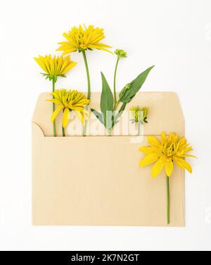 Carte de voeux à fleurs minimalistes avec bouquet de fleurs jaunes. Banque D'Images