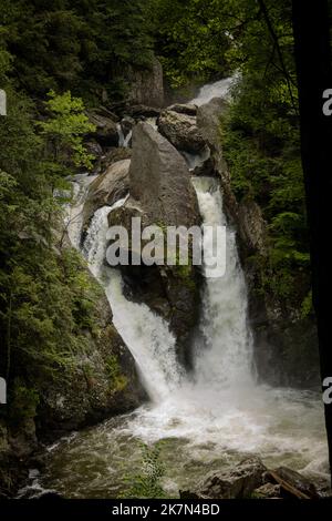 Vue panoramique sur les chutes de Bash Bish dans les montagnes Taconic du sud-ouest du Massachusetts Banque D'Images