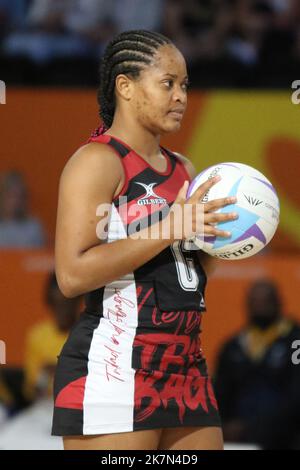 Janeisha CASSIMY, de Trinidad & Tobago, dans le netball féminin entre la Barbade et Trinité & Tobago lors des Jeux du Commonwealth 2022 au NEC, Birmingham. Banque D'Images