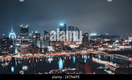 Un horizon de Pittsburgh illuminé la nuit Banque D'Images