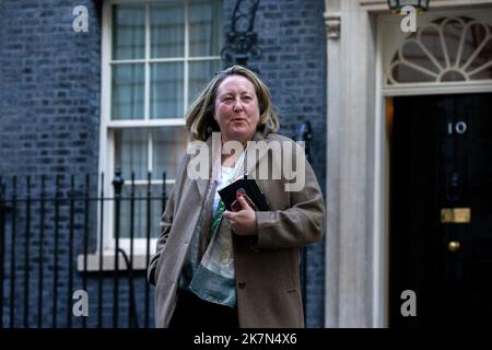 Londres, Angleterre, Royaume-Uni. 18th octobre 2022. La secrétaire d'État aux Transports ANNE-MARIE TREVELYAN est vue à l'extérieur du 10, rue Downing, à l'heure de la réunion du cabinet. (Credit image: © Tayfun Salci/ZUMA Press Wire) Credit: ZUMA Press, Inc./Alay Live News Banque D'Images