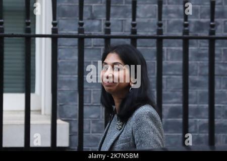 Londres, Royaume-Uni. 18th octobre 2022. La secrétaire d'État Suella Braverman arrive à Downing Street No 10 pour la réunion du Cabinet au milieu de spéculations sur l'avenir du premier ministre. Credit: Uwe Deffner/Alay Live News Banque D'Images