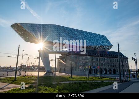 ANVERS, BELGIQUE, 04 20 2022, le bâtiment architectural moderne comme maison portuaire du port d'Anvers-Bruges dans le centre-ville d'Anvers, tel que conçu par le célèbre architecte Zaha Hadid. Photo de haute qualité Banque D'Images
