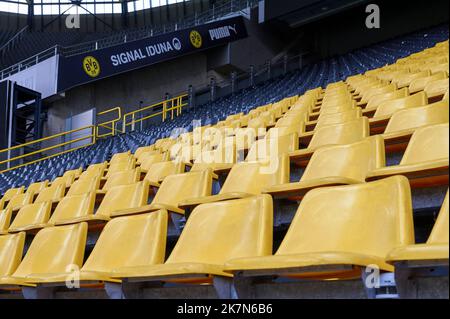 Aux tribunes de signal Iduna Arena - le terrain de jeu officiel du FC Borussia Dortmund Banque D'Images