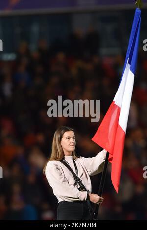 Doncaster, Angleterre - 17th octobre 2022 - coupe du monde de rugby France contre Grèce au stade Eco-Power, Doncaster, Royaume-Uni - Terri Harper, boxeur né à Doncaster, est porteur du drapeau pendant les hymnes nationaux. Banque D'Images