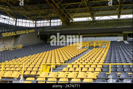 Aux tribunes de signal Iduna Arena - le terrain de jeu officiel du FC Borussia Dortmund Banque D'Images