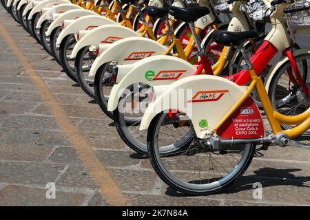 Milan, Italie - 20 juillet 2015: Location de vélos dans la partie historique de Milan, Italie Banque D'Images