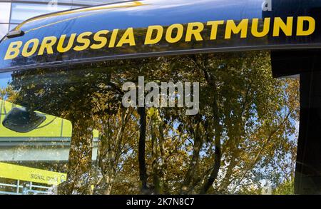 Boutique de fans de bus mobile à signal Iduna Arena - le terrain de jeu officiel du FC Borussia Dortmund Banque D'Images