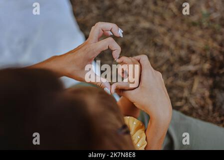 Maman et fille ont fait un coeur avec leurs doigts. Vue de dessus. Banque D'Images