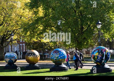 Bristol, Royaume-Uni. 18th octobre 2022. Lors d'une journée ensoleillée à Bristol, au milieu des arbres d'automne, le sentier artistique repensé de Globes of the World a été rassemblé sur College Green. World Reimaginée est un programme d'apprentissage pour éduquer les jeunes sur l'injustice raciale, les Globes resteront sur le vert d'université tout au long du reste du mois de l'histoire des Noirs. Crédit : JMF News/Alay Live News Banque D'Images