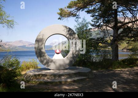 War Memorial au parc national Ben Lomond, Rowardennan, Loch Lomond, Écosse. Par le sculpteur écossais Doug Cocker. Banque D'Images