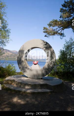 War Memorial au parc national Ben Lomond, Rowardennan, Loch Lomond, Écosse. Par le sculpteur écossais Doug Cocker. Banque D'Images