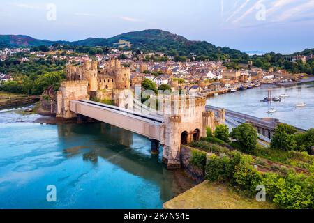 La vieille ville, le port et le château de Conwy, au nord du pays de Galles, au Royaume-Uni, est l'une des destinations touristiques les plus populaires du pays de Galles Banque D'Images