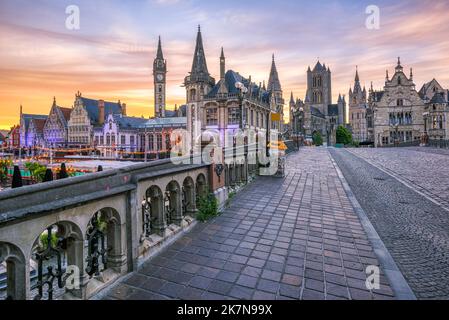 La vieille ville médiévale de la ville historique de Gand dans la lumière dramatique du lever du soleil, Belgique Banque D'Images