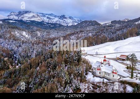 L'église Hergiswald, une importante destination historique de pèlerinage à Kriens, en Suisse, dans la neige couverte hiver Alpes suisses montagnes Banque D'Images