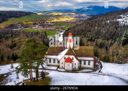 L'église Hergiswald, située dans les Alpes suisses, au-dessus de Lucerne, est une importante destination historique de pèlerinage en Suisse Banque D'Images