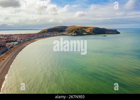 Vue aérienne de la plage de Llandudno North Shore et du promontoire de Great Orme dans la baie d'Orme, ville de Llandudno, pays de Galles du Nord, Royaume-Uni Banque D'Images