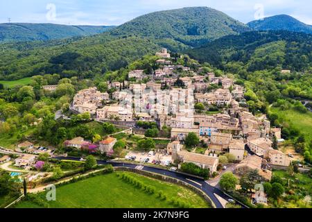 Vue aérienne de Mirmande, ville historique au sommet d'une colline dans le département de Drôme, en France, est l'un des plus beaux villages de France et un touriste populaire de Banque D'Images