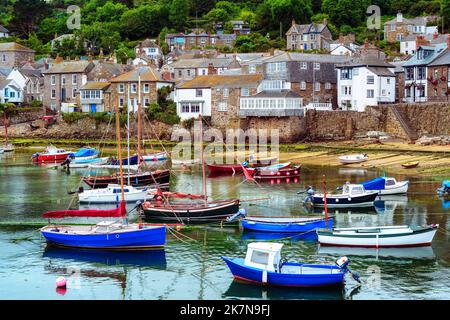 Maisons traditionnelles en pierre et bateaux de pêche colorés dans le pittoresque village de bord de mer de Mousehole à Cornwall, Angleterre, Royaume-Uni Banque D'Images