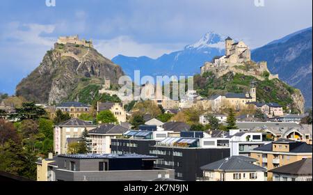 Ville historique de Sion avec ses deux châteaux, le château de Tourbillon et la basilique de la Valère, spectaculaire situé dans les Alpes suisses, canton Valais, Swit Banque D'Images