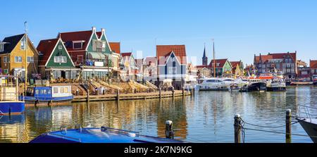 Vue panoramique sur le port et le centre-ville de Volendam sur le lac Markermeer, Norh Holland, pays-Bas Banque D'Images