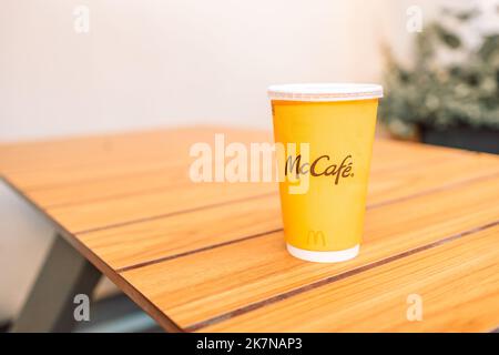 Cracovie, Pologne - 25 août 2022 : tasse de café McDonald's. Plats de restauration rapide jetables. Gobelet en papier. Banque D'Images