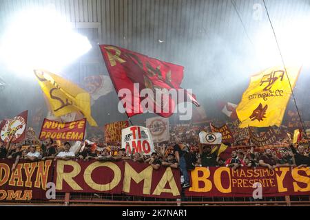 Gênes, Italie. 17th octobre 2022. COMME les fans de Roma obtiennent derrière leur équipe pendant la série Un match à Luigi Ferraris, Gênes. Crédit photo à lire: Jonathan Moscrop/Sportimage crédit: Sportimage/Alay Live News Banque D'Images