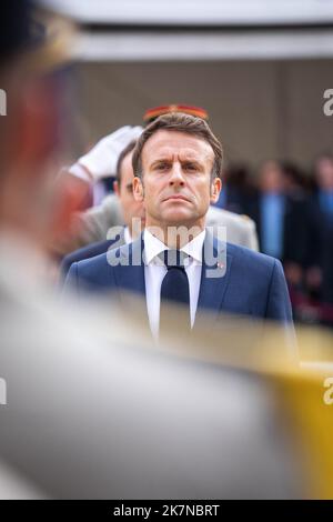 Paris, France. 18th octobre 2022. Le président français Emmanuel Macron lors d'une cérémonie d'hommage aux anciens combattants de la guerre d'Algérie, à l'Hôtel National des Invalides, à Paris, en France, sur 18 octobre 2022. Photo par Romain Gaillard/Pool/ABACAPRESS.COM crédit: Abaca Press/Alay Live News Banque D'Images