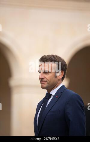 Paris, France. 18th octobre 2022. Le président français Emmanuel Macron lors d'une cérémonie d'hommage aux anciens combattants de la guerre d'Algérie, à l'Hôtel National des Invalides, à Paris, en France, sur 18 octobre 2022. Photo par Romain Gaillard/Pool/ABACAPRESS.COM crédit: Abaca Press/Alay Live News Banque D'Images