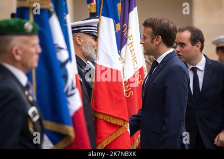 Paris, France. 18th octobre 2022. Le président français Emmanuel Macron lors d'une cérémonie d'hommage aux anciens combattants de la guerre d'Algérie, à l'Hôtel National des Invalides, à Paris, en France, sur 18 octobre 2022. Photo par Romain Gaillard/Pool/ABACAPRESS.COM crédit: Abaca Press/Alay Live News Banque D'Images