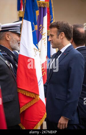 Paris, France. 18th octobre 2022. Le président français Emmanuel Macron lors d'une cérémonie d'hommage aux anciens combattants de la guerre d'Algérie, à l'Hôtel National des Invalides, à Paris, en France, sur 18 octobre 2022. Photo par Romain Gaillard/Pool/ABACAPRESS.COM crédit: Abaca Press/Alay Live News Banque D'Images