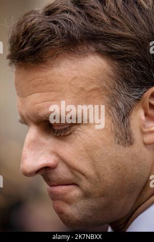 Paris, France. 18th octobre 2022. Le président français Emmanuel Macron lors d'une cérémonie d'hommage aux anciens combattants de la guerre d'Algérie, à l'Hôtel National des Invalides, à Paris, en France, sur 18 octobre 2022. Photo par Romain Gaillard/Pool/ABACAPRESS.COM crédit: Abaca Press/Alay Live News Banque D'Images