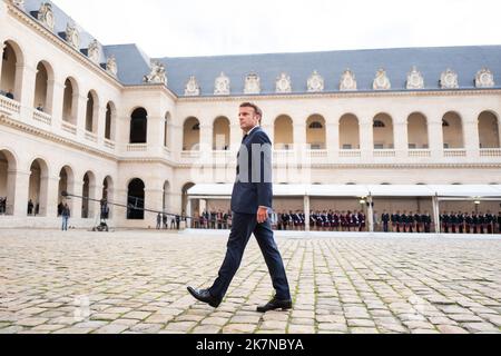 Paris, France. 18th octobre 2022. Le président français Emmanuel Macron lors d'une cérémonie d'hommage aux anciens combattants de la guerre d'Algérie, à l'Hôtel National des Invalides, à Paris, en France, sur 18 octobre 2022. Photo par Romain Gaillard/Pool/ABACAPRESS.COM crédit: Abaca Press/Alay Live News Banque D'Images