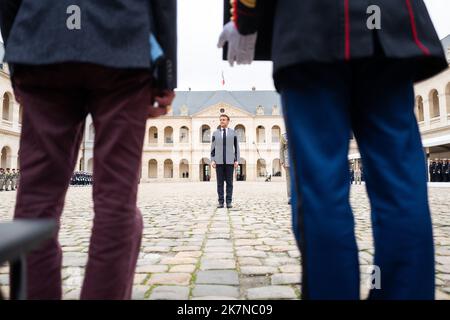 Paris, France. 18th octobre 2022. Le président français Emmanuel Macron lors d'une cérémonie d'hommage aux anciens combattants de la guerre d'Algérie, à l'Hôtel National des Invalides, à Paris, en France, sur 18 octobre 2022. Photo par Romain Gaillard/Pool/ABACAPRESS.COM crédit: Abaca Press/Alay Live News Banque D'Images