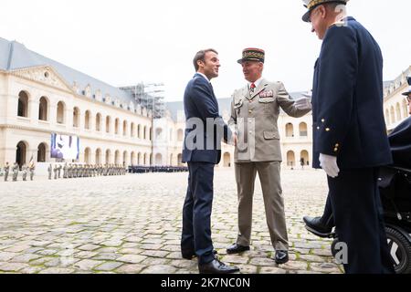 Paris, France. 18th octobre 2022. Le président français Emmanuel Macron lors d'une cérémonie d'hommage aux anciens combattants de la guerre d'Algérie, à l'Hôtel National des Invalides, à Paris, en France, sur 18 octobre 2022. Photo par Romain Gaillard/Pool/ABACAPRESS.COM crédit: Abaca Press/Alay Live News Banque D'Images