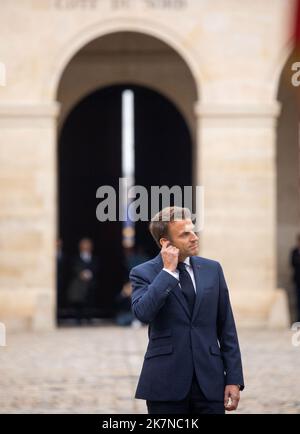 Paris, France. 18th octobre 2022. Le président français Emmanuel Macron lors d'une cérémonie d'hommage aux anciens combattants de la guerre d'Algérie, à l'Hôtel National des Invalides, à Paris, en France, sur 18 octobre 2022. Photo par Romain Gaillard/Pool/ABACAPRESS.COM crédit: Abaca Press/Alay Live News Banque D'Images