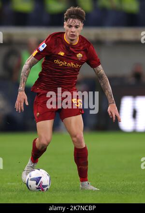 Gênes, Italie. 17th octobre 2022. Nicola Zalewski de AS Roma pendant la série Un match à Luigi Ferraris, Gênes. Crédit photo à lire: Jonathan Moscrop/Sportimage crédit: Sportimage/Alay Live News Banque D'Images