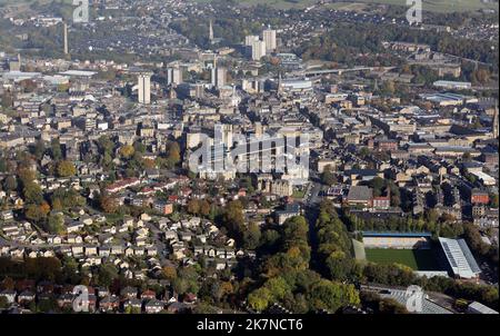 Vue aérienne de Halifax en regardant vers le nord sur le A629 Skircoat Road en direction du centre-ville, Halifax, West Yorkshire Banque D'Images