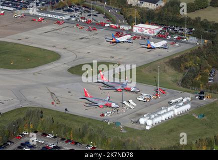 Vue aérienne de quatre avions Jet2 sur le tablier à l'aéroport international de Leeds Bradford, Royaume-Uni Banque D'Images