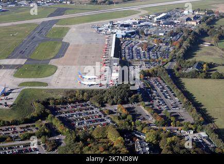 Vue aérienne du parking de l'aéroport et du tablier de l'aéroport international de Leeds Bradford, Royaume-Uni Banque D'Images