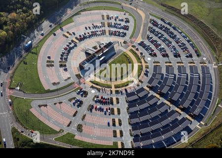 Vue aérienne de Stourton Park & Ride, Leeds. De nombreuses baies de stationnement sont dotées de toits à panneaux solaires. Banque D'Images