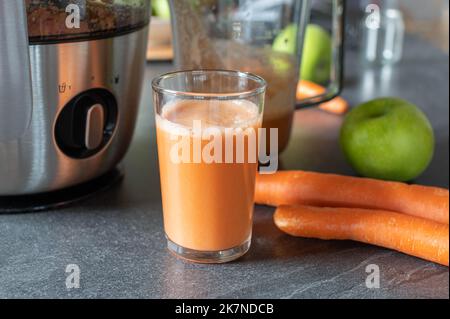 Jus fraîchement pressé avec des carottes et de la pomme verte Banque D'Images