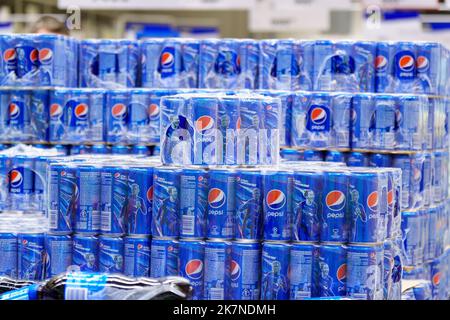 Tyumen, Russie-11 mai 2022: Emballages avec des canettes de pepsi en aluminium dans l'hypermarché. Mise au point sélective Banque D'Images