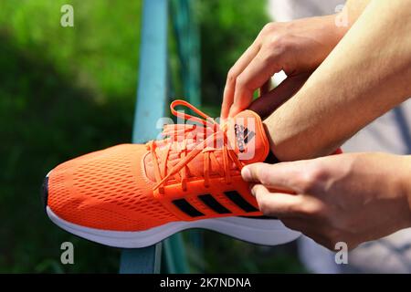 Tyumen, Russia-15 juin 2022: Adidas hommes baskets orange. Adidas, une société multinationale. Modèle EQ21 Banque D'Images