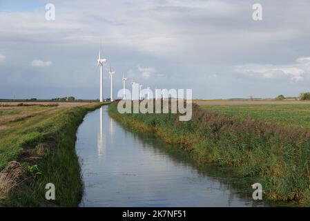 Éoliennes près de la mer des Wadden avec fossé de drainage en premier plan. Pays-Bas. 2022 Banque D'Images