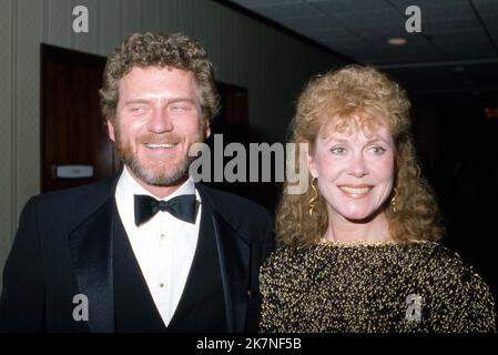 Elizabeth Montgomery et Robert Foxworth Circa des années 80 crédit: Ralph Dominguez/MediaPunch Banque D'Images