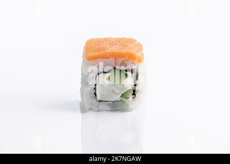 Rouleau de sushis Philadelphie sur fond blanc. Rouleaux d'uramaki. Livraison rapide de plats japonais à emporter. Plat asiatique populaire de riz et de fruits de mer. Banque D'Images