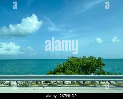 Key Largo, FL États-Unis - 8 août 2022 : en voiture sur l'US 1 Overseas Highway jusqu'aux Florida Keys. Banque D'Images