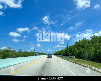 Key Largo, FL États-Unis - 8 août 2022 : en voiture sur l'US 1 Overseas Highway jusqu'aux Florida Keys. Banque D'Images