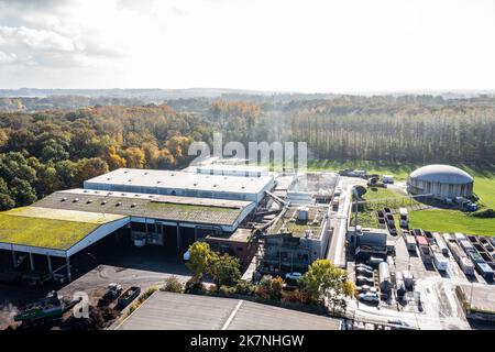 Coesfeld, Allemagne. 18th octobre 2022. ReTerra West GmbH abrite une usine de biogaz qui produit du biogaz à partir de biochaste (photo prise par drone). Wirtschaftsbetriebe des Kreises Coesfeld et reTerra West GmbH montrent comment le biogaz est traité à partir des matières premières et alimenté dans le réseau de gaz. 350 mètres cubes peuvent être produits ici par heure, ou 1500-2000 ménages peuvent être fournis avec du gaz naturel bio. Credit: Guido Kirchner/dpa/Alay Live News Banque D'Images